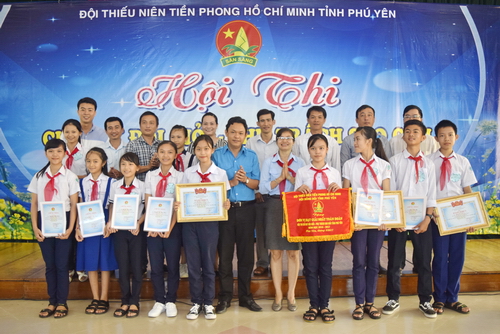Ban Tổ chức trải giải Nhất toàn đoàn cho Hội đồng Đội huyện Tuy An